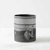 Mann in einem Einsteigeloch Tasse (Zentrum)