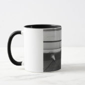 Mann in einem Einsteigeloch Tasse (Links)
