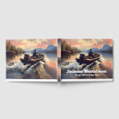 Mann in einem Fischerboot an der Seepromenade Gästebuch (Voll)