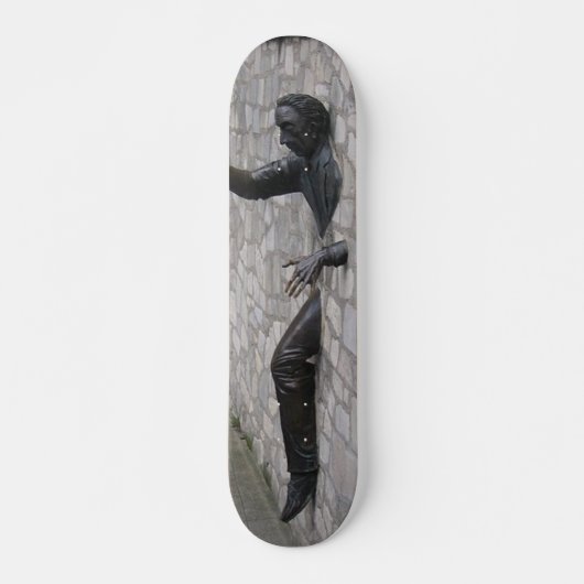 Mann in Paris Skateboard (Vorne)
