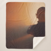 MANN IN SCHWARZEM JACKET TRAGEN SCHWARZE GAP SHERPADECKE (Vorderseite)