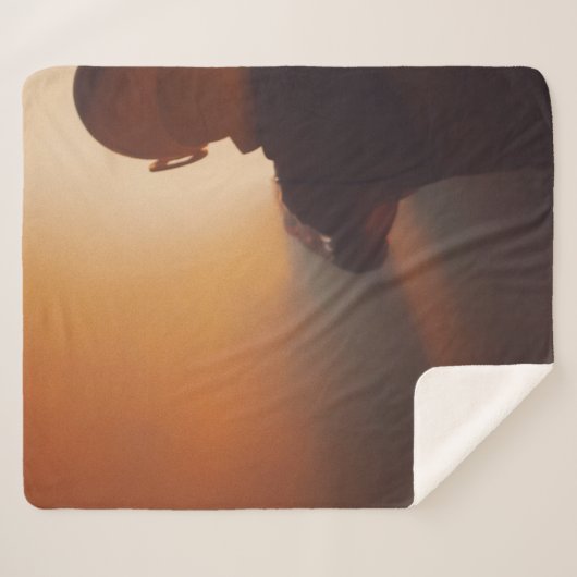 MANN IN SCHWARZEM JACKET TRAGEN SCHWARZE GAP SHERPADECKE (Vorderseite (Horizontal))