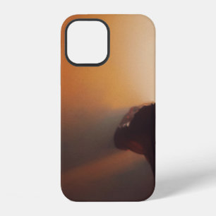 MANN IN SCHWARZER JACKe MIT SCHWARZER KAPPE iPhone 12 Hülle