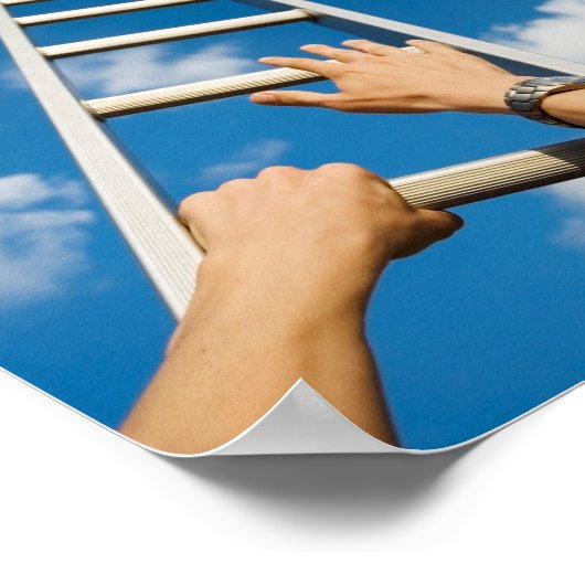 Mann klettert auf ein Plakat der Leiter (Ecke)