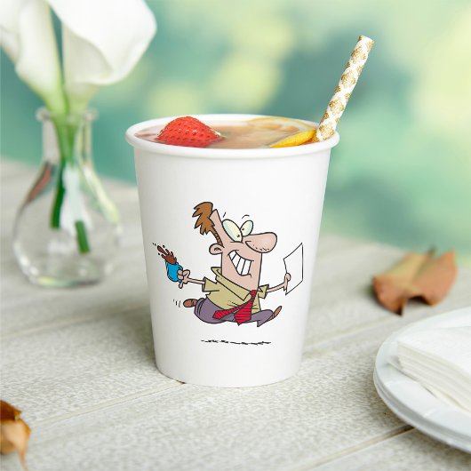 Mann läuft mit Kaffee Pappbecher