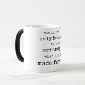 Mann leidet, weil er ernst den Spaß nimmt Verwandlungstasse (Vorderseite Links)