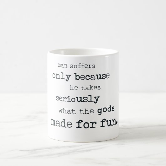 Mann leidet, weil er ernst den Spaß nimmt Verwandlungstasse (Mittel)