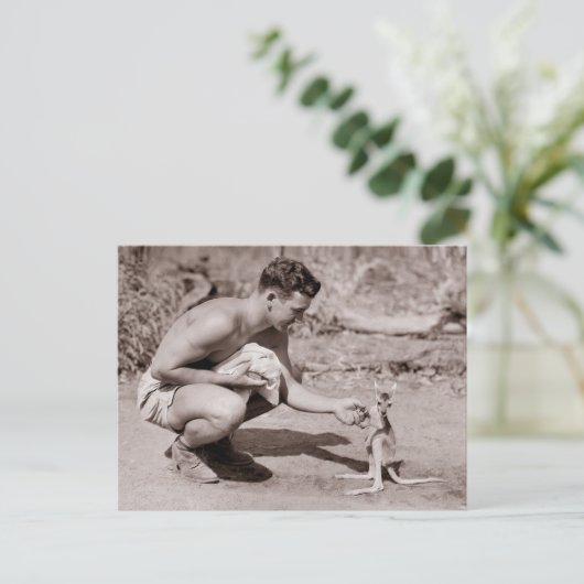 Mann mit Baby Kangaroo Postkarte (Stehend Vorderseite)