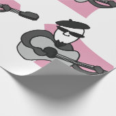 Mann mit Barett, der akustische Gitarre spielt Geschenkpapier (Ecke)
