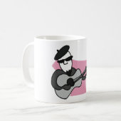 Mann mit Barett, der akustische Gitarre spielt Kaffeetasse (Vorderseite Links)