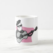 Mann mit Barett, der akustische Gitarre spielt Kaffeetasse (Mittel)