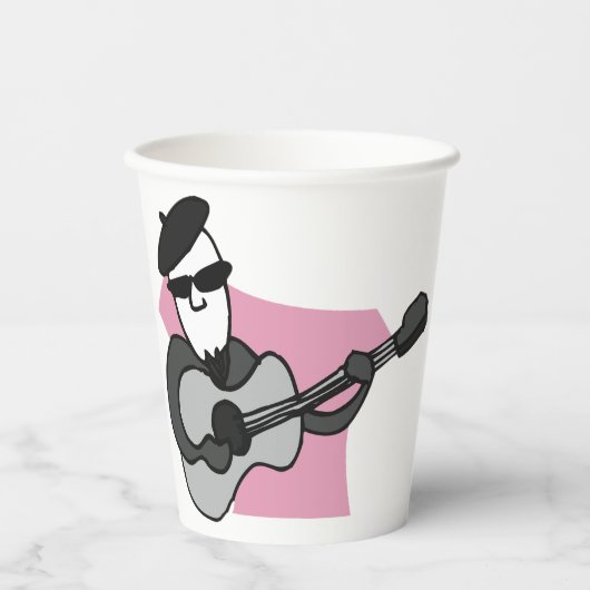 Mann mit Barett, der akustische Gitarre spielt Pappbecher (Vorderseite)