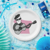 Mann mit Barett, der akustische Gitarre spielt Pappteller (Party)