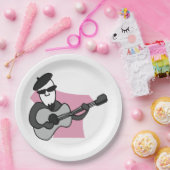 Mann mit Barett, der akustische Gitarre spielt Pappteller (Party)