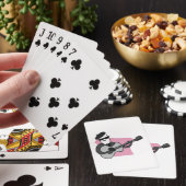 Mann mit Barett, der akustische Gitarre spielt Spielkarten (In Situ)