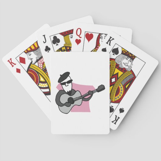 Mann mit Barett, der akustische Gitarre spielt Spielkarten (Rückseite)