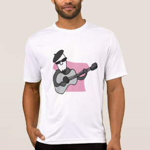 Mann mit Barett, der akustische Gitarre spielt T-Shirt