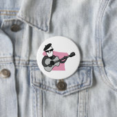 Mann mit Barett spielt akustische Gitarre Button (Beispiel)