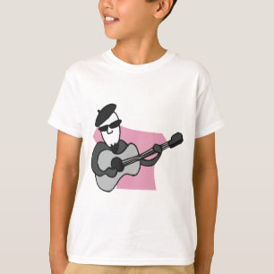 Mann mit Barett spielt akustische Gitarre T-Shirt
