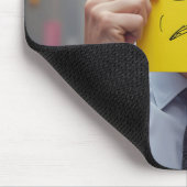 Mann mit Besorgnis Zeichnend Gesicht an der Wall S Mousepad (Ecke)