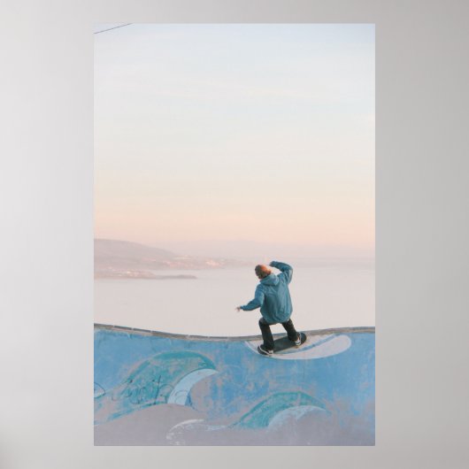 Mann mit blauem Skateboarding an der Wand am Stran Poster (Vorne)