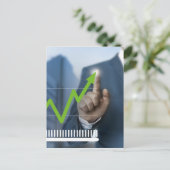Mann mit Börsenkurs Touchscreen-Konzept Postkarte (Stehend Vorderseite)