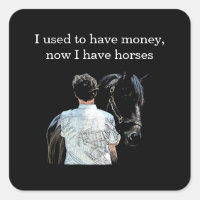 Mann mit dunklen Aufklebern für Pferde