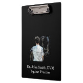 Mann mit dunkler Pferdeklappe Klemmbrett (Links)