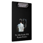 Mann mit dunkler Pferdeklappe Klemmbrett (Rechts)