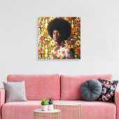 Mann mit einem afro stehend vor einem Blumenwald Leinwanddruck (Insitu (Wohnzimmer))