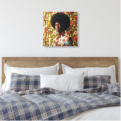 Mann mit einem afro stehend vor einem Blumenwald Leinwanddruck (Insitu (Schlafzimmer))