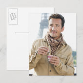 Mann mit einem Einwegbecher mit Eiffel Postkarte (Vorne/Hinten)