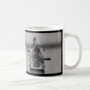 Mann mit einer Kamera (erste Einstellung) Kaffeetasse