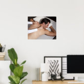 Mann mit einer Rückenmassage von Frau Poster (Heimbüro)