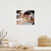 Mann mit einer Rückenmassage von Frau Poster (Küche)