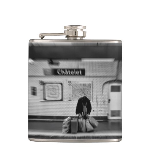 Mann mit Einkaufstüten in der U-Bahn (Chatelet) Flachmann (Vorderseite)