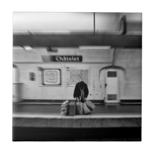 Mann mit Einkaufstüten in der U-Bahn (Chatelet) Fliese