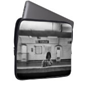 Mann mit Einkaufstüten in der U-Bahn (Chatelet) Laptopschutzhülle (Vorne Rechts)