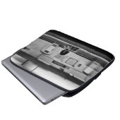 Mann mit Einkaufstüten in der U-Bahn (Chatelet) Laptopschutzhülle (Vorne Knopf)