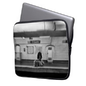 Mann mit Einkaufstüten in der U-Bahn (Chatelet) Laptopschutzhülle (Vorderseite Links)