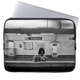 Mann mit Einkaufstüten in der U-Bahn (Chatelet) Laptopschutzhülle