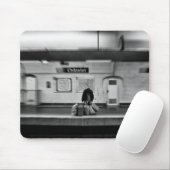 Mann mit Einkaufstüten in der U-Bahn (Chatelet) Mousepad (Mit Mouse)