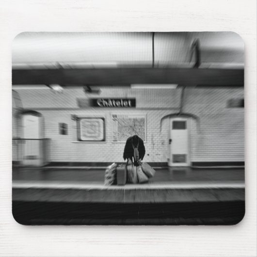 Mann mit Einkaufstüten in der U-Bahn (Chatelet) Mousepad (Vorne)