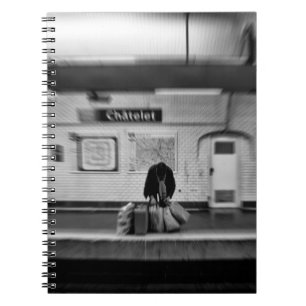 Mann mit Einkaufstüten in der U-Bahn (Chatelet) Notizblock