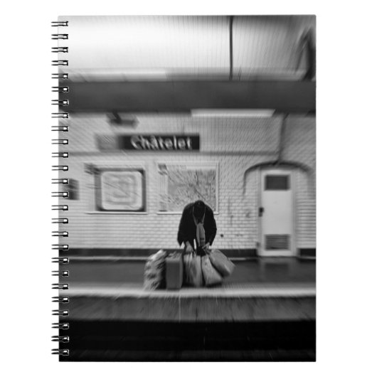 Mann mit Einkaufstüten in der U-Bahn (Chatelet) Notizblock (Vorderseite)