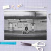 Mann mit Einkaufstüten in der U-Bahn (Chatelet) Seidenpapier (Handwerk)