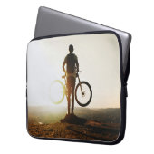 Mann mit Fahrrad Laptopschutzhülle (Vorderseite Links)