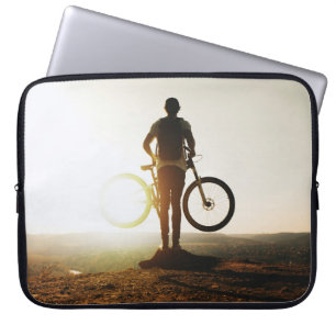 Mann mit Fahrrad Laptopschutzhülle