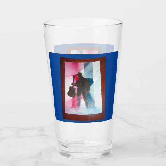 Mann mit Gitarrenglas-Cup Glas (Rückseite)