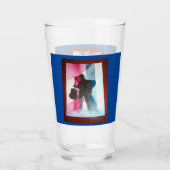 Mann mit Gitarrenglas-Cup Glas (Vorderseite)